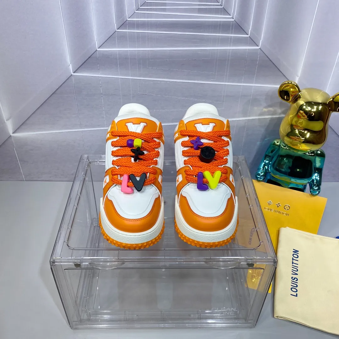 👟👟Ex-factory price 840 𝙇𝙑 𝟐𝟎𝟐4/𝐒𝐒 𝐧𝐞𝐰 Louis Vuitton catwalk skateboard shoes are popular, LOUIS VUITTON Trainer is undoubtedly one of the most successful Sneakers launched by luxury brands, but the pace of exploration will not stop. LOUISVUITTON will also bring a new series of skateboard shoes in the spring of 2023. The new series in the picture returns to the 90s Chunky Skate Shoes bread shoes, with leather and mesh uppers. The fat silhouette and thick shoelaces are very eye-catching. It is expected to have quite a few colors like the Trainer. Judging from the previous DIOR show skate shoes, this chunky style may be even stronger next year. Size: Female 35-40 Male 39-46